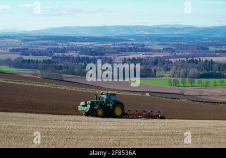 Traktor der Serie R von John Deere mit 5 Furchen, Pflügen von Stoppeln Stockfoto