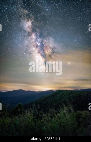 Die Milchstraße im Sommer von Pinnacles aus gesehen blickt auf den Skyline Drive. Stockfoto