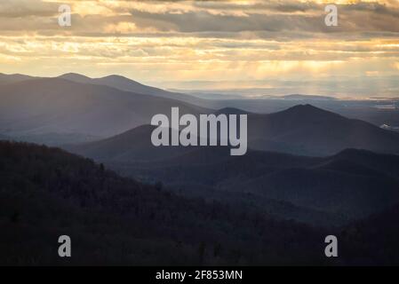 Goldene crepuscular Strahlen über den Appalachian Mountains im Shenandoah National Park bei Sonnenuntergang. Stockfoto