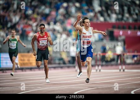 Doha 2019. Karsten Warholm feiert seinen Sieg bei den 400-Meter-Hürden der WM 2019. Stockfoto