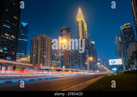 Dubai, Vereinigte Arabische Emirate - 31. März 2021: Downtown Dubai Moderne Skyline über der Sheikh Zayed Straße auf den verkehrsreichsten Autobahnen der VAE zur blauen Stunde Stockfoto