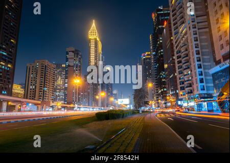 Dubai, Vereinigte Arabische Emirate - 31. März 2021: Downtown Dubai Moderne Skyline über der Sheikh Zayed Straße auf den verkehrsreichsten Autobahnen der VAE zur blauen Stunde Stockfoto