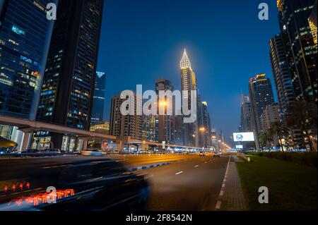 Dubai, Vereinigte Arabische Emirate - 31. März 2021: Downtown Dubai Moderne Skyline über der Sheikh Zayed Straße auf den verkehrsreichsten Autobahnen der VAE zur blauen Stunde Stockfoto