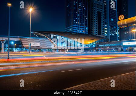 Dubai, Vereinigte Arabische Emirate - 31. März 2021: Die U-Bahn-Station Dubai in der Innenstadt von Dubai befindet sich auf der Sheikh Zayed Road, einer der verkehrsreichsten Autobahnen in den Vereinigten Arabischen Emiraten Stockfoto