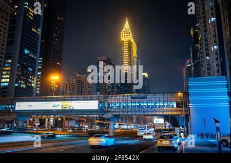 Dubai, Vereinigte Arabische Emirate - 31. März 2021: Downtown Dubai Moderne Skyline über der Sheikh Zayed Straße auf den verkehrsreichsten Autobahnen der VAE zur blauen Stunde Stockfoto