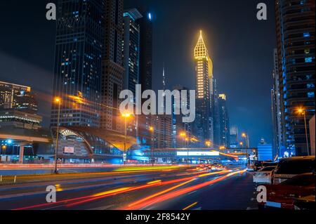 Dubai, Vereinigte Arabische Emirate - 31. März 2021: Downtown Dubai Moderne Skyline über der Sheikh Zayed Straße auf den verkehrsreichsten Autobahnen der VAE zur blauen Stunde Stockfoto