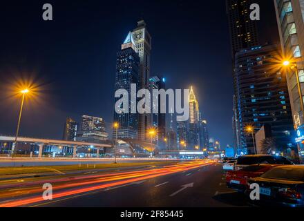 Dubai, Vereinigte Arabische Emirate - 31. März 2021: Downtown Dubai Moderne Skyline über der Sheikh Zayed Straße auf den verkehrsreichsten Autobahnen der VAE zur blauen Stunde Stockfoto