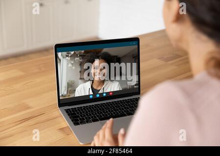 Junge schwarze Frau beantworten Freund durch Videoanruf auf pc Stockfoto