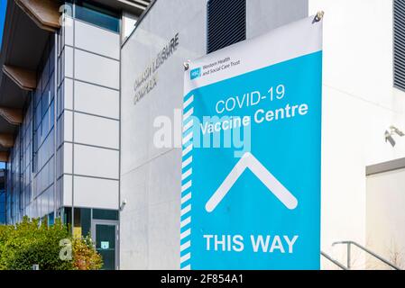 Schild, das Patienten bei ihrer Ankunft im Covid-19-Massenimpfzentrum im Omagh Leisure Centre, Nordirland, anleitet. Stockfoto