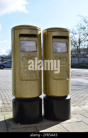 Royal Mail malte diese Briefkästen Gold, um Greg Rutherford zu feiern, der eine Goldmedaille gewonnen hat. Stockfoto