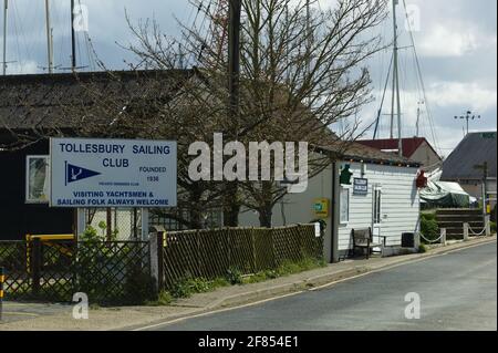 Blick auf das Dorf Tollesbury, das sich dem Sailing Club und dem Bootshafen nähert, Essex, Großbritannien, April 2021 Stockfoto