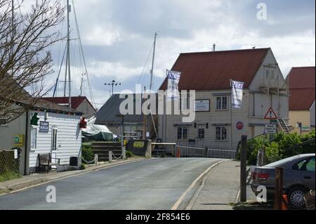 Blick auf das Dorf Tollesbury, das sich dem Sailing Club und dem Bootshafen nähert, Essex, Großbritannien, April 2021 Stockfoto