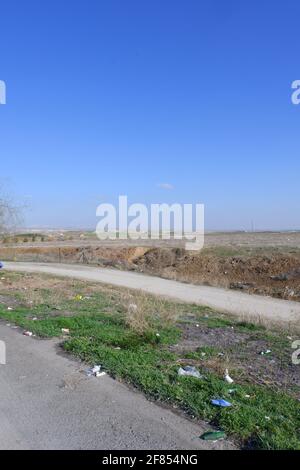 Unbefestigte Straße an einem sonnigen Tag Stockfoto