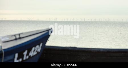 Offshore-Windenergieanlagen vom Strand von Bognor Regis, West Sussex, Großbritannien aus gesehen. Stockfoto