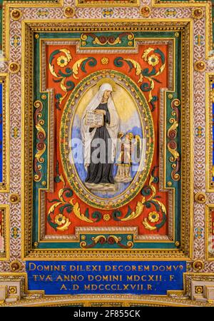 Ein wunderbares Detail aus der Decke der Basilika Santa Maria de la Romana in Rom, Italien. Dezember 02-2018 Stockfoto