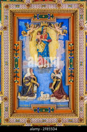 Ein wunderbares Detail aus der Decke der Basilika Santa Maria de la Romana in Rom, Italien. Dezember 02-2018 Stockfoto