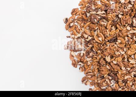 Geschälte Hälften von Walnüssen in einem Haufen isoliert auf weißem Hintergrund, kopieren Raum. Stockfoto