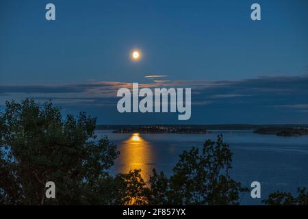 Wunderschöne Aussicht auf den Sonnenuntergang im Sommer auf die Meereslandschaft. Schweden. Stockfoto