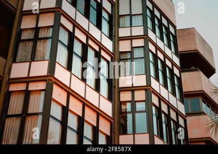 Hohes Gebäude mit moderner urbaner Architektur und großen Fenstern im Stadtgebiet. Stockfoto