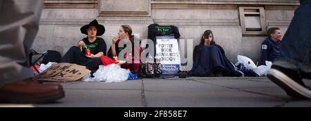 Vor Waterstones auf Picadilly stehen die Leute Schlange und warten darauf, dass das letzte Harry Potter Buch zum Verkauf steht Bild David Sandison Stockfoto