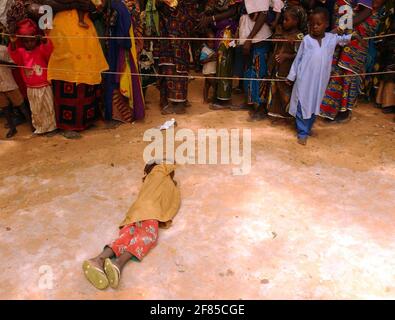 EIN KLEINER JUNGE MIT AKUTEM GELBFIEBER LIEGT AUF DER BODEN AN EINEM RELIEFZENTRUM LÄUFT VON SPEICHERN SIE DIE KINDER IM DORF BAOUDETA IM SÜDLICHEN NIGER.7/8/05 TOM PILSTON Stockfoto