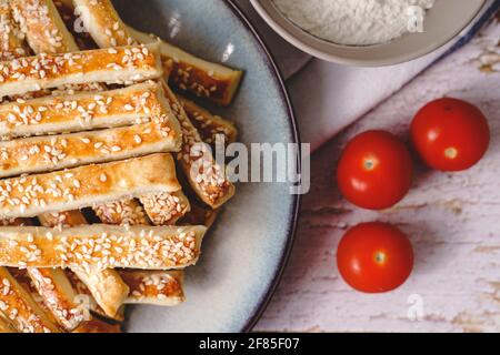 Salty Sesam Brot Sticks traditionelle hausgemachte Snacks auf der gebackenen Tabelle - Draufsicht close up gesund vegan oder vegetarisch Food-Konzept mit Kopierraum Stockfoto