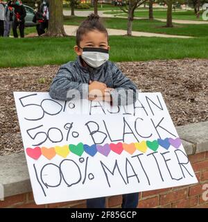 Troy, Michigan, USA. April 2021. Eine Kundgebung protestiert gegen die zunehmende Gewalt und den Rassismus, der sich gegen die Amerikaner aus Asien richtet. Die Gruppe Stop AAPI Hate hat in etwas mehr als einem Jahr 3,800 Hassvorfälle gegen Asiaten dokumentiert, darunter die Tötung von sechs asiatisch-amerikanischen Frauen und zwei anderen in Atlanta im März. Kredit: Jim West/Alamy Live Nachrichten Stockfoto