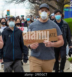 Troy, Michigan, USA. April 2021. Eine Kundgebung protestiert gegen die zunehmende Gewalt und den Rassismus, der sich gegen die Amerikaner aus Asien richtet. Die Gruppe Stop AAPI Hate hat in etwas mehr als einem Jahr 3,800 Hassvorfälle gegen Asiaten dokumentiert, darunter die Tötung von sechs asiatisch-amerikanischen Frauen und zwei anderen in Atlanta im März. Kredit: Jim West/Alamy Live Nachrichten Stockfoto