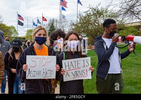 Troy, Michigan, USA. April 2021. Eine Kundgebung protestiert gegen die zunehmende Gewalt und den Rassismus, der sich gegen die Amerikaner aus Asien richtet. Die Gruppe Stop AAPI Hate hat in etwas mehr als einem Jahr 3,800 Hassvorfälle gegen Asiaten dokumentiert, darunter die Tötung von sechs asiatisch-amerikanischen Frauen und zwei anderen in Atlanta im März. Kredit: Jim West/Alamy Live Nachrichten Stockfoto