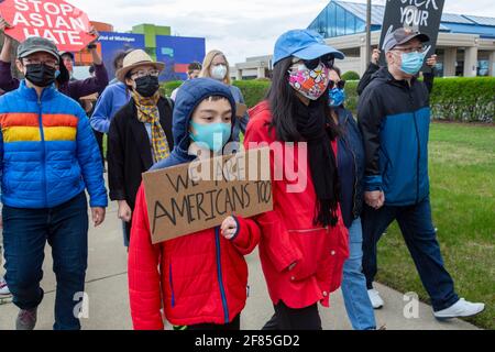 Troy, Michigan, USA. April 2021. Eine Kundgebung protestiert gegen die zunehmende Gewalt und den Rassismus, der sich gegen die Amerikaner aus Asien richtet. Die Gruppe Stop AAPI Hate hat in etwas mehr als einem Jahr 3,800 Hassvorfälle gegen Asiaten dokumentiert, darunter die Tötung von sechs asiatisch-amerikanischen Frauen und zwei anderen in Atlanta im März. Kredit: Jim West/Alamy Live Nachrichten Stockfoto