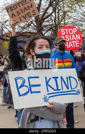 Troy, Michigan, USA. April 2021. Eine Kundgebung protestiert gegen die zunehmende Gewalt und den Rassismus, der sich gegen die Amerikaner aus Asien richtet. Die Gruppe Stop AAPI Hate hat in etwas mehr als einem Jahr 3,800 Hassvorfälle gegen Asiaten dokumentiert, darunter die Tötung von sechs asiatisch-amerikanischen Frauen und zwei anderen in Atlanta im März. Kredit: Jim West/Alamy Live Nachrichten Stockfoto