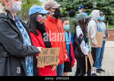 Troy, Michigan, USA. April 2021. Eine Kundgebung protestiert gegen die zunehmende Gewalt und den Rassismus, der sich gegen die Amerikaner aus Asien richtet. Die Gruppe Stop AAPI Hate hat in etwas mehr als einem Jahr 3,800 Hassvorfälle gegen Asiaten dokumentiert, darunter die Tötung von sechs asiatisch-amerikanischen Frauen und zwei anderen in Atlanta im März. Kredit: Jim West/Alamy Live Nachrichten Stockfoto