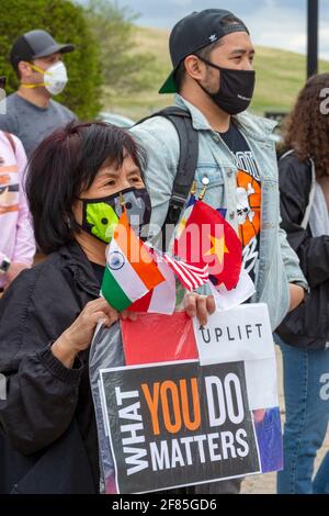 Troy, Michigan, USA. April 2021. Eine Kundgebung protestiert gegen die zunehmende Gewalt und den Rassismus, der sich gegen die Amerikaner aus Asien richtet. Die Gruppe Stop AAPI Hate hat in etwas mehr als einem Jahr 3,800 Hassvorfälle gegen Asiaten dokumentiert, darunter die Tötung von sechs asiatisch-amerikanischen Frauen und zwei anderen in Atlanta im März. Kredit: Jim West/Alamy Live Nachrichten Stockfoto