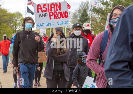 Troy, Michigan, USA. April 2021. Eine Kundgebung protestiert gegen die zunehmende Gewalt und den Rassismus, der sich gegen die Amerikaner aus Asien richtet. Die Gruppe Stop AAPI Hate hat in etwas mehr als einem Jahr 3,800 Hassvorfälle gegen Asiaten dokumentiert, darunter die Tötung von sechs asiatisch-amerikanischen Frauen und zwei anderen in Atlanta im März. Kredit: Jim West/Alamy Live Nachrichten Stockfoto