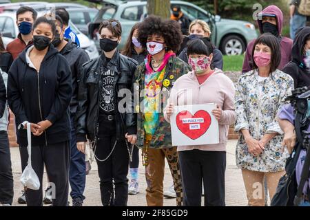 Troy, Michigan, USA. April 2021. Eine Kundgebung protestiert gegen die zunehmende Gewalt und den Rassismus, der sich gegen die Amerikaner aus Asien richtet. Die Gruppe Stop AAPI Hate hat in etwas mehr als einem Jahr 3,800 Hassvorfälle gegen Asiaten dokumentiert, darunter die Tötung von sechs asiatisch-amerikanischen Frauen und zwei anderen in Atlanta im März. Kredit: Jim West/Alamy Live Nachrichten Stockfoto