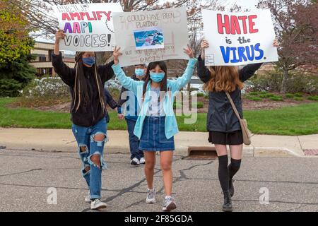 Troy, Michigan, USA. April 2021. Eine Kundgebung protestiert gegen die zunehmende Gewalt und den Rassismus, der sich gegen die Amerikaner aus Asien richtet. Die Gruppe Stop AAPI Hate hat in etwas mehr als einem Jahr 3,800 Hassvorfälle gegen Asiaten dokumentiert, darunter die Tötung von sechs asiatisch-amerikanischen Frauen und zwei anderen in Atlanta im März. Kredit: Jim West/Alamy Live Nachrichten Stockfoto