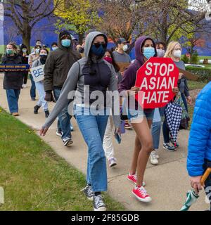 Troy, Michigan, USA. April 2021. Eine Kundgebung protestiert gegen die zunehmende Gewalt und den Rassismus, der sich gegen die Amerikaner aus Asien richtet. Die Gruppe Stop AAPI Hate hat in etwas mehr als einem Jahr 3,800 Hassvorfälle gegen Asiaten dokumentiert, darunter die Tötung von sechs asiatisch-amerikanischen Frauen und zwei anderen in Atlanta im März. Kredit: Jim West/Alamy Live Nachrichten Stockfoto