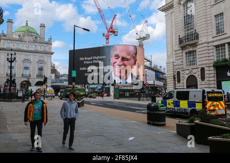 London, Großbritannien. 09. April 2021. Die elektronische Plakatwand im Piccadilly Circus zeigte eine Hommage nach dem Tod von Prinz Philip. Quelle: Waldemar Sikora Stockfoto