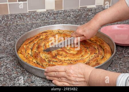 Bosnischer borek. Hausgemachte gerollte borek, Spinat, Kartoffeln und Feta-Käse, türkische Küche. Türkische Kultur Ramadan und Eid-Adha Urlaub Catering Vorbereitung Stockfoto