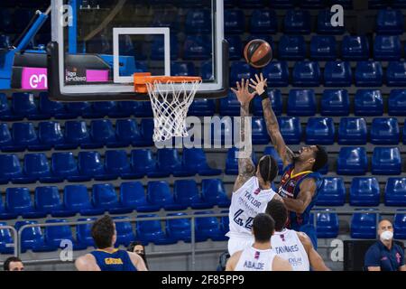 Spanien. April 2021. BARCELONA, SPANIEN - 11. APRIL: Brandon Davies (0) von Barcaund Jeffery Taylor (44) von Real Madrid während des Barcavs Real Madrid-Spiels der ACB-Liga am 11. April 2021 in Palau Blaugrana, Barcelona, Spanien. (Foto von Pau de la Calle/SipaUSA). Quelle: SIPA USA/Alamy Live News Stockfoto