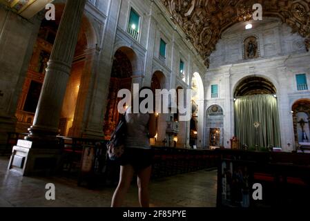 Salvador, Bahia / Brasilien - 23. Januar 2015: Touristen werden bei einem Besuch der Basilica Cathedral im Viertel Pelourinho in der Stadt gesehen Stockfoto