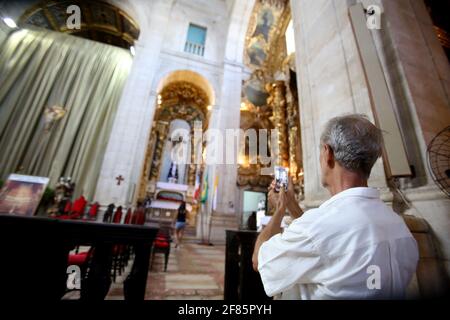 Salvador, Bahia / Brasilien - 23. Januar 2015: Touristen werden bei einem Besuch der Basilica Cathedral im Viertel Pelourinho in der Stadt gesehen Stockfoto