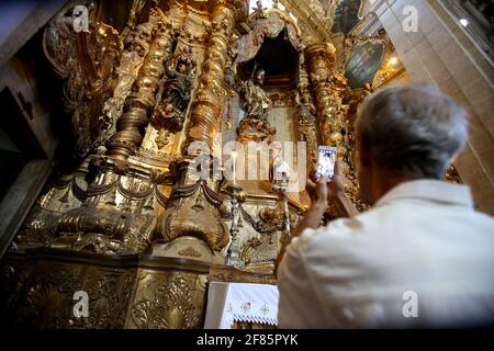 Salvador, Bahia / Brasilien - 23. Januar 2015: Touristen werden bei einem Besuch der Basilica Cathedral im Viertel Pelourinho in der Stadt gesehen Stockfoto