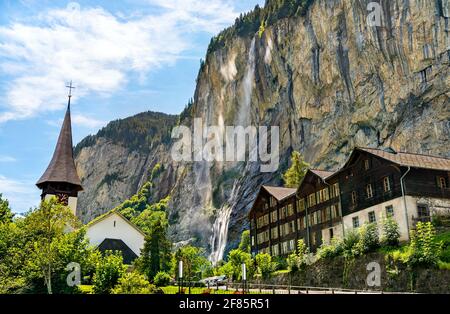 Die Kirche und der Staubbachfall in Lauterbrunnen, Schweiz Stockfoto