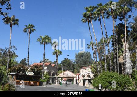 Los Angeles, Kalifornien, USA 8. April 2021 EIN allgemeiner Blick auf die Atmosphäre des International Marketplace im Los Angeles Zoo, Der am 13. März 2020 bis zum 26. August 2020 aufgrund einer Pandemie geschlossen und am 7. Dezember 2020 geschlossen wurde und am 16. Februar 2021 aufgrund der Coronavirus Covid-19 Pandemie, die hier am 8. April 2021 in Los Angeles, Kalifornien, USA, gezeigt wurde, wieder eröffnet wurde. Foto von Barry King/Alamy Stockfoto Stockfoto