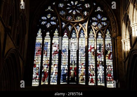 Buntglasfenster über dem westlichen Haupteingang zur St. Albans Cathedral in St. Albans, Großbritannien. Stockfoto