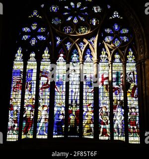 Nahaufnahme des Buntglasfensters über dem westlichen Haupteingang zur St. Albans Cathedral in St. Albans, Großbritannien. Stockfoto