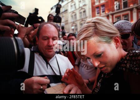 KATE MOSS-MODEL BEI DER ANKUNFT IM GIELGUD-THEATER IM AUGUST 2000FOR EINE VORSCHAU DES ABSOLVENTEN MIT JERRY HALL Stockfoto