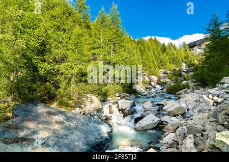 Findelbach an den Penninalpen in der Schweiz Stockfoto