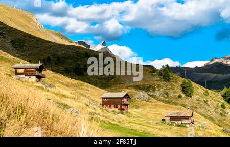 Traditionelle Holzhäuser in Findeln bei Zermatt - Matthehorn, Schweiz Stockfoto